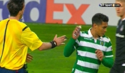 Video: Cầu thủ cướp bình sơn trọng tài để ăn mừng 