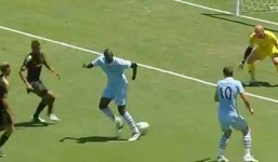 Video: Cười 'rụng rốn' với những pha xử lý hỏng trong bóng đá