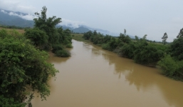 Bơi qua sông bắt rắn, một người bị nước cuốn trôi