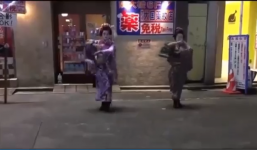 Màn biểu diễn hip hop mới lạ của 2 cô nàng Geisha