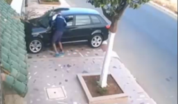 Những pha bẻ trộm gương ôtô manh động nhất, khiến chủ xe sững sờ