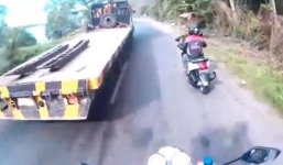 Video: Xe máy húc nhau sát sườn xe tải