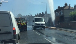 Xe mui trần ướt nhẹp nội thất khi chạy qua ống nước vỡ