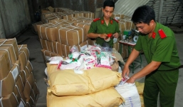 5 tấn đường hóa học nghi sản xuất trái phép bị phát hiện