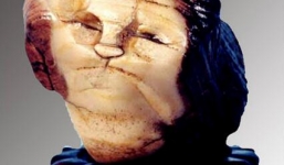 Hòn đá mặt người giá hơn 300 tỷ