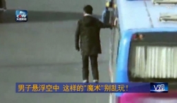 Sự thật người đàn ông 'bay' lơ lửng cùng xe ô tô gây náo loạn đường phố