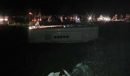 Lật xe buýt, 14 sinh viên phải đi cấp cứu