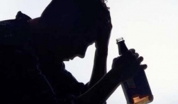 Bị đâm chết vì không mở cửa cho bạn đi uống rượu về