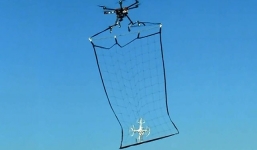 Cảnh sát Tokyo có cách “vợt” drone như bắt cá