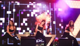 Facebook sao Việt: Hồ Ngọc Hà nóng bỏng trên sân khấu tại Đà Nẵng