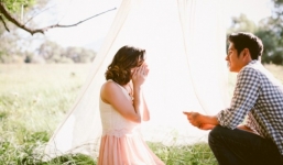 Mua quà Noel cho bạn gái, chàng trai khiến hàng triệu phụ nữ ghen tỵ