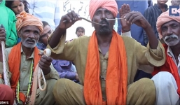 'Dị nhân' nhét rắn cực độc xuyên qua mũi kiếm tiền nuôi 8 người con