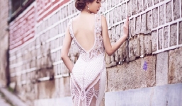 Ngọc Trinh cắn răng chịu lạnh khoe lưng trần ở Hàn Quốc