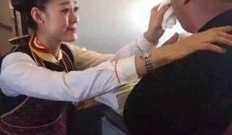 Nữ tiếp viên quỳ gối cho khách tàn tật ăn gây 'sốt' cộng đồng mạng