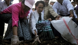 'Quý bà Myanmar' ra đường nhặt rác