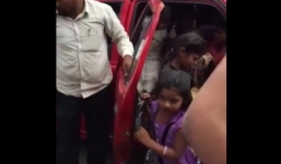 Bất ngờ khi taxi 4 chỗ chở gần 20 khách