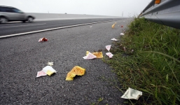 Vàng mã rải đầy trên cao tốc hiện đại nhất Việt Nam