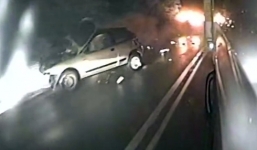 Vượt lấn làn khiến 3 xe khác gặp nạn