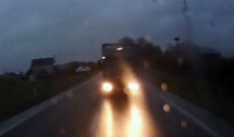 Tài xế xe tải ngủ gật, đối đầu xe tải ngược chiều