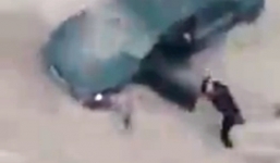 Người hùng liều mình giúp tài xế trong xe bị lũ cuốn