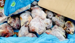 Phát hiện hàng tấn tim lợn, chân gà thâm đen hết hạn ở thủ đô