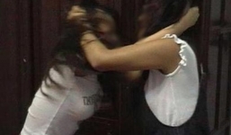 Người bán vé số bị đánh ghen, xát ớt vào người