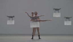 Vũ công khỏa thân múa Hồ thiên nga cùng drone