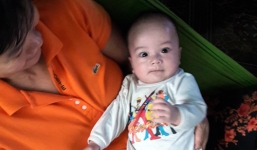 Bé trai hai tháng tuổi bị bỏ rơi trước cổng nhà 