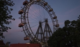 Hy hữu cặp đôi bị kẹt trên đu quay cao 63m ngoài trời