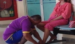 Dân mạng thán phục anh chồng xăm trổ quỳ gối chăm vợ tại bệnh viện