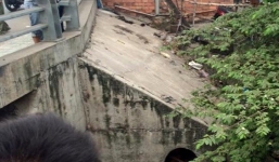 Cô gái chui vào cổng nước thải la hét bất thường