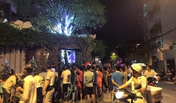 Dân xếp hàng dài chờ vào thăm biệt thự 60 tỷ của Đàm Vĩnh Hưng