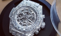 Cận cảnh đồng hồ hơn 22 tỷ của “đại gia” đấm bốc