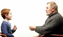 Cuộc trò chuyện cảm động giữa ông già 54 tuổi và đứa trẻ nhỏ