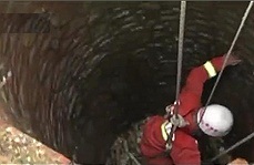 Rơi xuống giếng vì mải chụp ảnh tự sướng đăng facebook