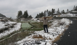 Hà Giang tuyết rơi, du khách đổ xô lên vùng núi ngắm tuyết