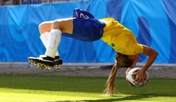 Video: Những pha ném biên 'dở khóc dở cười' trong bóng đá