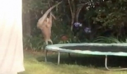 Video: Hài hước với cú nhảy ngoạn mục của kangaroo trên bạt lò xo