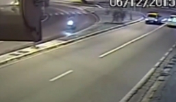 Biker lao thẳng cột đèn, văng mũ bảo hiểm