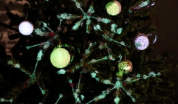 Làm cây thông Noel rực rỡ bằng máy chiếu