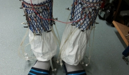 Đôi tất có thể giữ nhiệt nhờ...nước tiểu