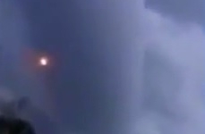 Người dân hoảng sợ vì đám mây lạ bao phủ bầu trời