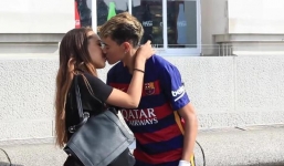 Video: Giả Neymar, thanh niên ôm hôn hàng trăm cô gái trên đường phố