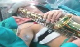 Nhạc sĩ vừa mổ u não vừa thổi saxophone
