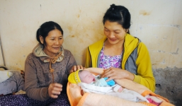 Sản phụ đi chợ đẻ rơi con trong nhà vệ sinh