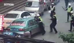 Bị cảnh sát vây hãm, taxi điên cuồng bỏ chạy náo loạn phố