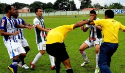 Video: Trọng tài bị đánh 2 lần vì thổi còi vô lý