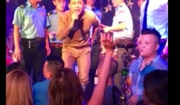 Clip Tuấn Hưng bức xúc vì bị khán giả ném ly lên sân khấu