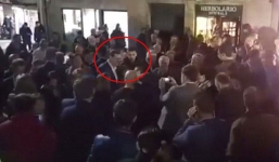 Video: Thủ tướng Tây Ban Nha bị kẻ lạ đấm vào mặt giữa đám đông