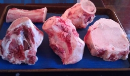 Nhà giàu Hà thành chuộng xương bê Úc gần 1 triệu/kg